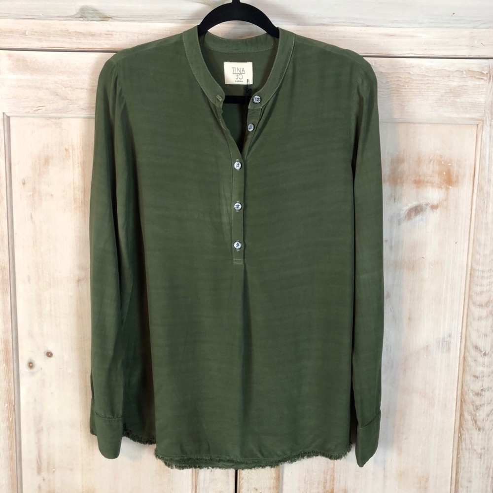 🌺🌼NWT- Tina+Jo Leland Henley Fig Raw Hem Blouse